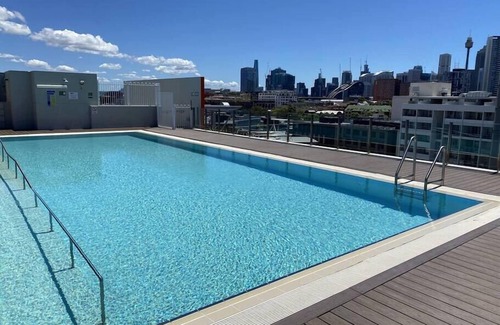 Ultimo Apartment | Spacious 1 bdm apt w/pool, gym & internal parking
