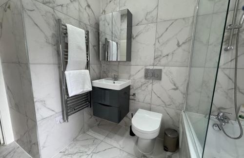 Coulsdon West Apartment | Spacious 1 Bed 1 Bath Apartment