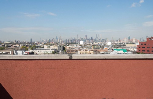 Queens Apartment | Spacious 1 Bed - 25min from the city, insane views