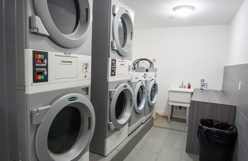 Queens Apartment | Spacious 1 Bed - 25min from the city, insane views