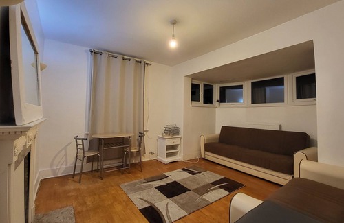 Ealing Common Apartment | Spacious 1 Bed Apartment in Ealing