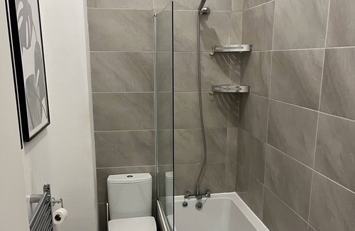 Bow Apartment | Spacious 1-bed apartment near Victoria Park