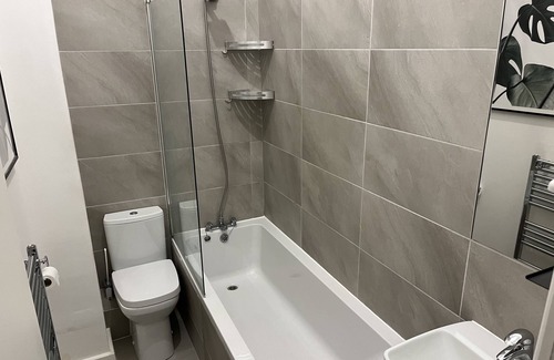 Bow Apartment | Spacious 1-bed apartment near Victoria Park
