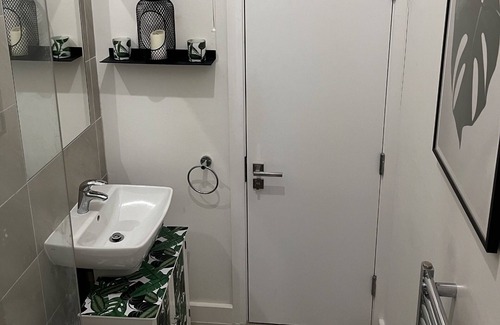 Bow Apartment | Spacious 1-bed apartment near Victoria Park