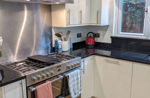 Northcote House | Spacious 1 bed garden flat, 8 min walk to Clapham Junction (off Northcote Road)