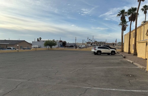 Lake Havasu City Apartment | Spacious 1 bedroom sleeps 6. Pool, Boat Parking. Walking distance to Downtown