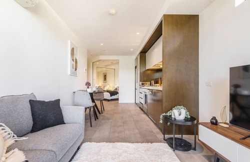 Abbotsford Apartment | Spacious 1 bedroom apartment with Car Park