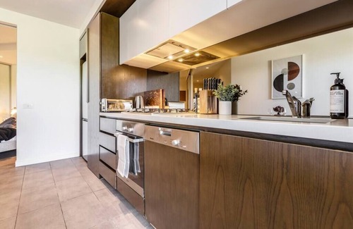 Abbotsford Apartment | Spacious 1 bedroom apartment with Car Park