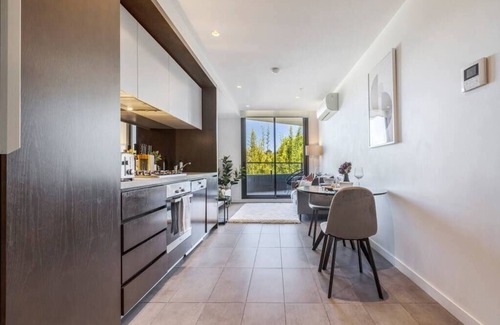 Abbotsford Apartment | Spacious 1 bedroom apartment with Car Park