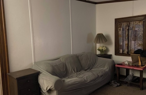 Geneva-on-the-Lake Cottage | Spacious 1 Bedroom Cottage with Pool and WiFi right by the GOTL Strip!