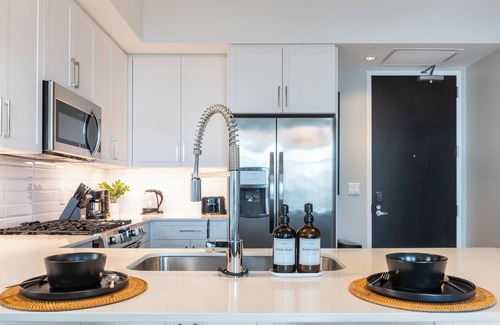 The Gulch Apartment | Spacious 1-Bedroom High-Rise In The Gulch. King Bed, Free Parking, Pet-Friendly.