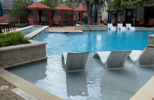 Humble Apartment | Spacious 1 bedroom in Humble Tx Pool/Gym/Parking/King bedn IAH, Downtown
