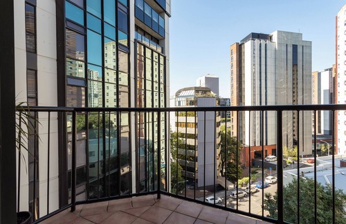 Grafton Apartment | Spacious 1-bedroom unit in CBD with free parking