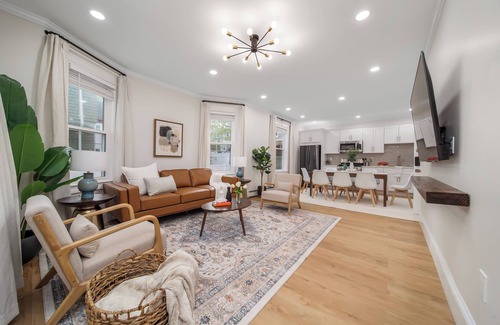 Meeting House Hill House | Spacious 10 BR 2 units duplex style near train to Downtown