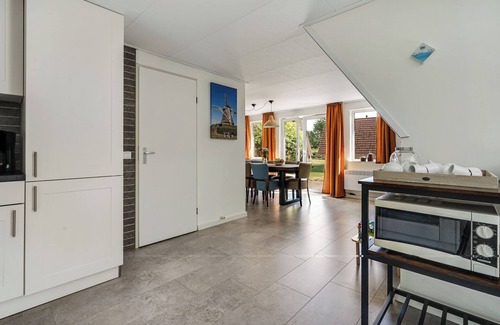 Municipality of Hardenberg House | Spacious 10-person family house with 5 bedrooms, 2 bathrooms, full kitchen and large garden at holiday park ’t Hooge Holt.