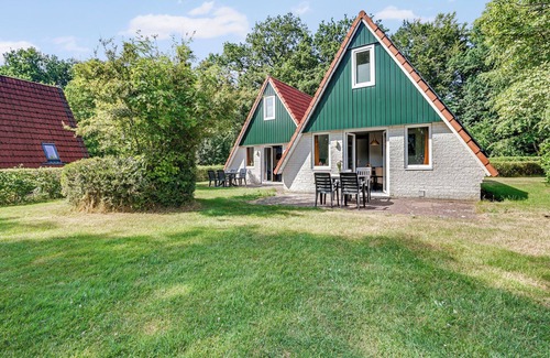 Municipality of Hardenberg House | Spacious 10-person family house with 5 bedrooms, 2 bathrooms, full kitchen and large garden at holiday park ’t Hooge Holt.