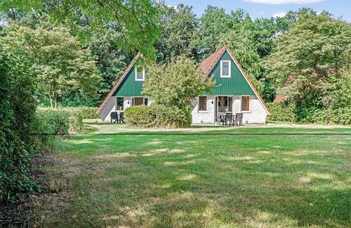 Municipality of Hardenberg House | Spacious 10-person family house with 5 bedrooms, 2 bathrooms, full kitchen and large garden at holiday park ’t Hooge Holt.