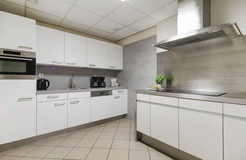 Gramsbergen House | Spacious 16-person group house with 6 bedrooms, 2 bathrooms, large kitchen and garden at park ’t Hooge Holt near Gramsbergen.