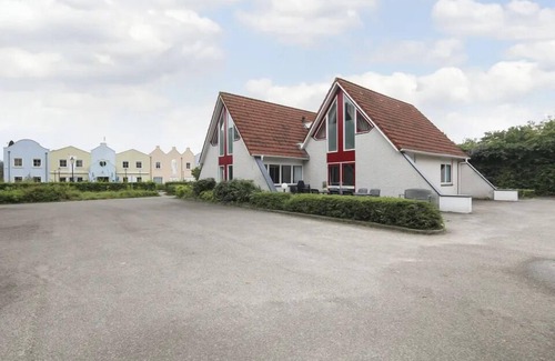 Gramsbergen House | Spacious 16-person group house with 6 bedrooms, 2 bathrooms, large kitchen and garden at park ’t Hooge Holt near Gramsbergen.