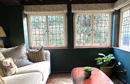 Warren Row House | Spacious, 1790's Beckfords Cottage by the Forest