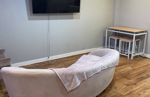 Koreatown Apartment | Spacious 1bd in heart of LA (with parking)