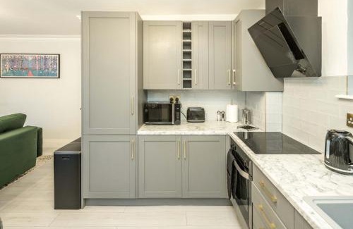 Wanstead House | Spacious 1BR Flat in Wanstead: Garden & Comfort