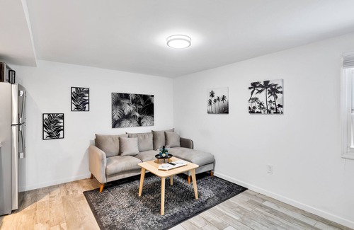 Lake Worth Apartment | Spacious 1BR Near Downtown & Water w/Full Kitchen
