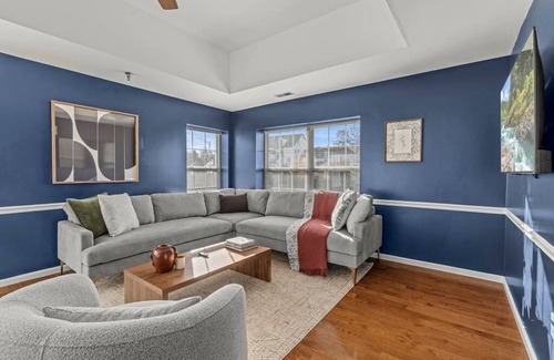 Newtown Apartment | Spacious 2 BDR Central Newtown Hosted By StayRafa