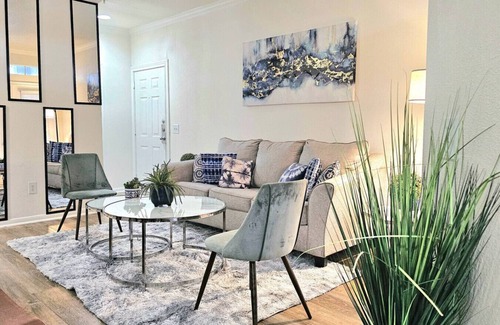 MacGregor Apartment | Spacious 2 Bed 2 Bath | 9 minutes from Downtown