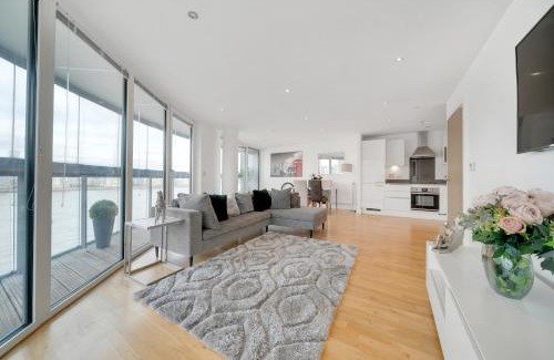 Greenwich West Apartment | Spacious 2-Bed 2-Bath Apartment with River Views - Greenwich London Ideal for Business Leisure & Long Stays