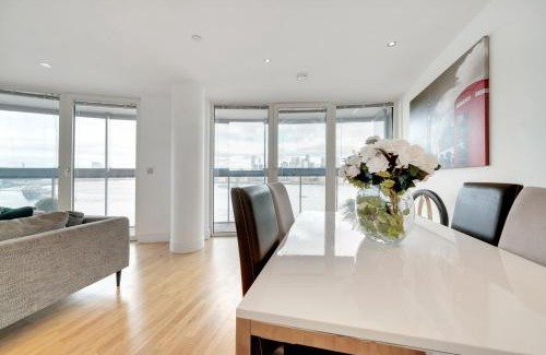Greenwich West Apartment | Spacious 2-Bed 2-Bath Apartment with River Views - Greenwich London Ideal for Business Leisure & Long Stays