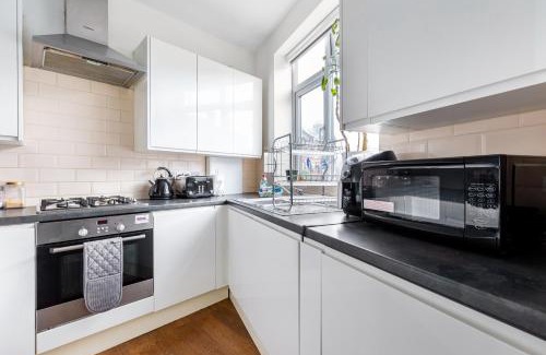 Balham Apartment | Spacious 2 BED 2 BATH Apartment with FREE PARKING for 2 cars and underground station Zone 2 for quick access to Central London up to 10 guests
