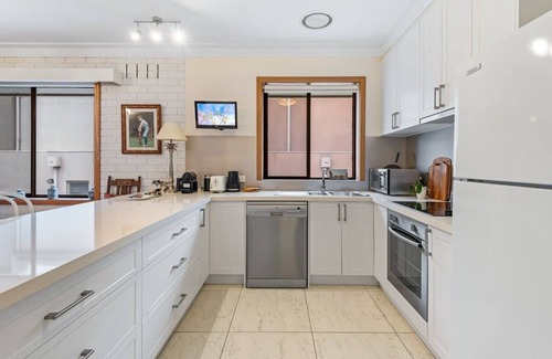 Brighton Apartment | Spacious 2-Bed Apartment Minutes From Elwood Beach