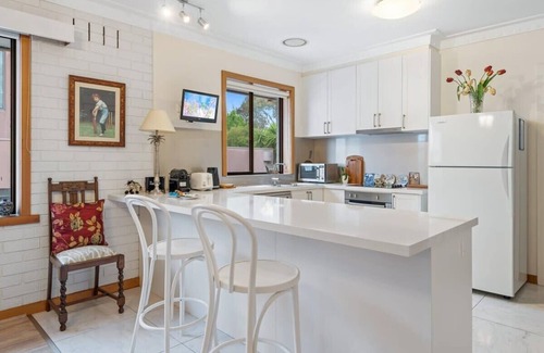 Brighton Apartment | Spacious 2-Bed Apartment Minutes From Elwood Beach