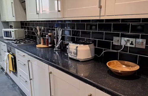 Leabridge Apartment | Spacious 2 Bed Apt with Balcony in Vibrant Hackney