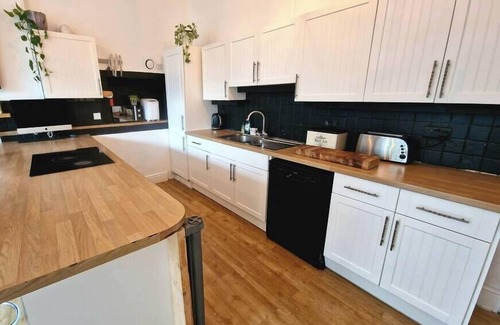Exeter Apartment | Spacious 2 Bed/Bath Central Apt, Parking & Garden