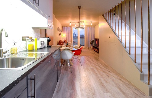 Tower Hamlets Apartment | Spacious 2-Bed Flat | Sleeps 5 | King Bed | Fast Links to City & Wharf