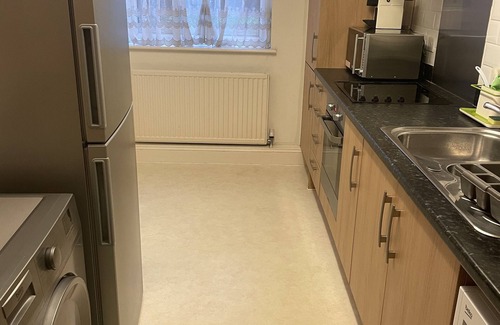 Uxbridge North Apartment | Spacious 2-bed ground floor apartment near Heathrow with free parking for 2 cars