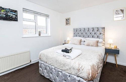 Tilbury House | Spacious 2 Bed House with Enclosed garden