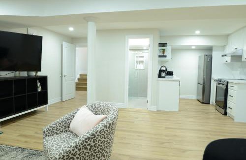 Richmond Hill Apartment | Spacious 2-Bed-Room near Yonge & Major Mackenzie