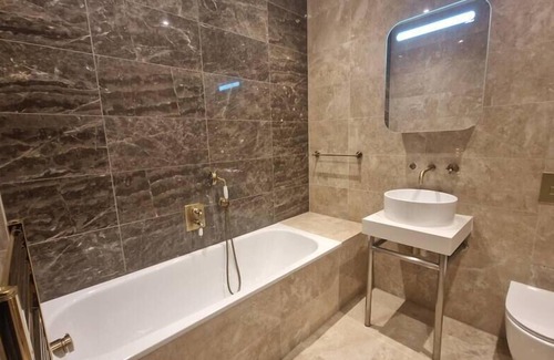 Hendon Apartment | Spacious 2 Bedroom w/ Balcony in Hendon