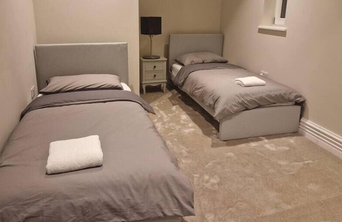 Hendon Apartment | Spacious 2 Bedroom w/ Balcony in Hendon