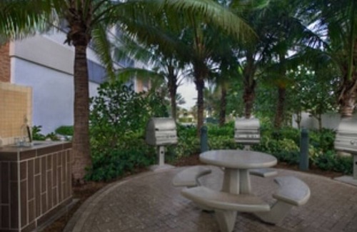 Singer Island Hotel | Spacious 2 bedroom condo with ocean front view.