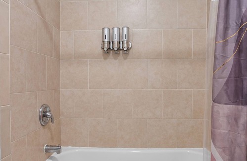 Beaver Hills Apartment | Spacious 2-bedroom+1 apartment in peaceful New Haven with WiFi