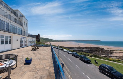 Mortehoe Apartment | Spacious 2 bedroom apartment within walking distance of Woolacombe beach, complete with own parking