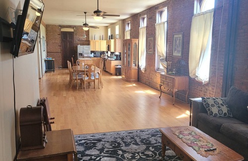 St. Louis Apartment | Spacious 2 bedroom apartment with 3 queen beds and 2 full baths
