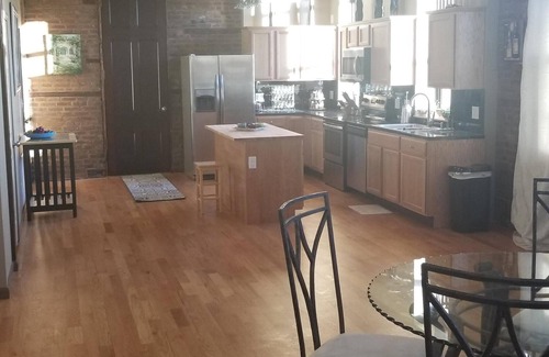 St. Louis Apartment | Spacious 2 bedroom apartment with 3 queen beds and 2 full baths