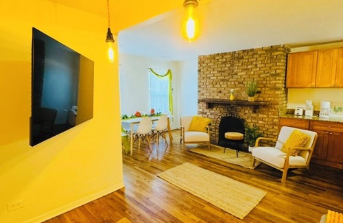 Sheffield Neighbors Apartment | Spacious 2-bedroom apartment with AC in vibrant Chicago