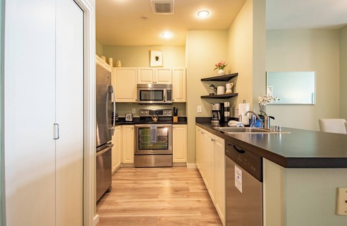 Belltown Condo | Spacious 2 Bedroom Condo with Pool!