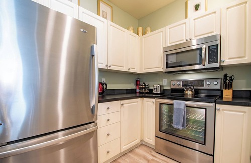 Belltown Condo | Spacious 2 Bedroom Condo with Pool!